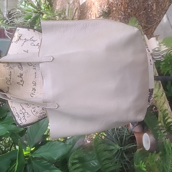 Cuyana taupe peppbled leather large tote. Gently worn condition - Picture 5 of 11